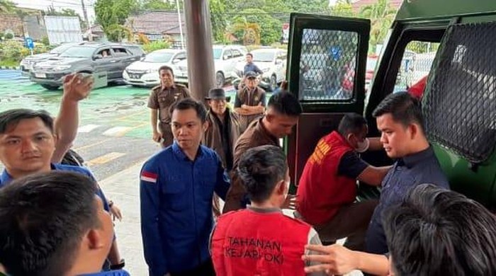 1767956770120-tiga-tersangka-digiring-mobil-tahanan-untuk-dibawa-ke-lembaga-pemasyarakatan-lapas-kelas-ii-b-kayuagung-1767925918122_169