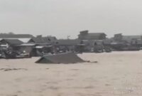 1767978334292-banjir-di-pesisir-tanjabtim-jambi-menyebabkan-satu-rumah-warga-hanyut-1767951058230_169