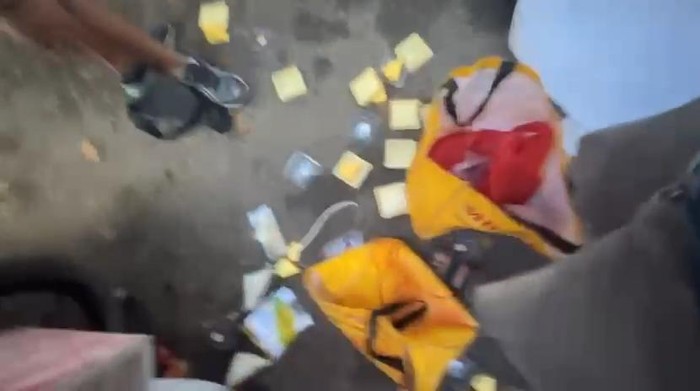 1768129530138-tangkap-layar-video-saat-lapak-dagangan-pelaku-umkm-di-kambang-iwak-dirusak-1768103648885_169