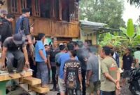 1768151133464-polisi-saat-diadang-warga-saat-hendak-melakukan-operasi-tindak-narkoba-di-oku-timur-1768135408192_169