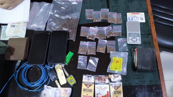 1768151153331-barang-bukti-yang-diamankan-dari-2-pelajar-smk-di-bandar-lampung-1768115436755_169