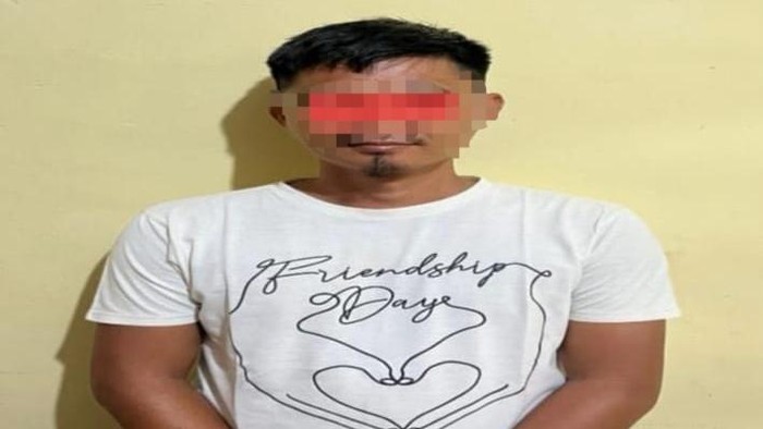 1768237576592-tampang-pria-yang-aniaya-lansia-di-oku-saat-diamankan-polisi-1768194862008_169