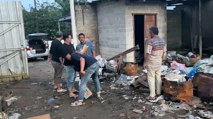 1768410365754-polisi-mencari-barang-bukti-baterai-tower-bts-di-tempat-penadah-di-kecamatan-kelapa-1768388779023_169