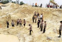 1769058356235-polisi-saat-melakukan-pencarian-korban-tertimbun-longsor-di-lokasi-penambangan-emas-ilegal-di-sarolangun-jambi-1769001335333_169