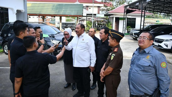 1769058363045-kajati-pastikan-kasus-guru-honorer-tri-wulansari-berjalan-damai-lewat-rj-1769002989179_169