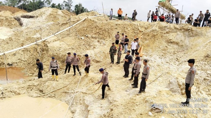 1769058373141-polisi-saat-melakukan-pencarian-korban-tertimbun-longsor-di-lokasi-penambangan-emas-ilegal-di-sarolangun-jambi-1769001335333_169