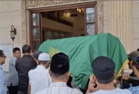 1769079949571-jenazah-haji-alim-saat-tiba-di-rumah-duka-jalan-m-isa-palembang-1769077133889_169