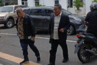 1769079950340-raden-kalbadi-ayah-dari-bupati-way-kanan-ayu-asalasiyah-saat-mendatangi-kejati-lampung-1769076153756_169