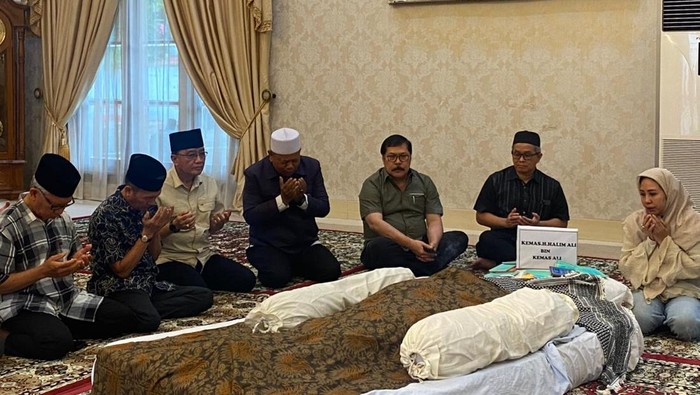 1769079954879-jenazah-haji-alim-saat-tiba-di-rumah-duka-palembang-1769078153318_169