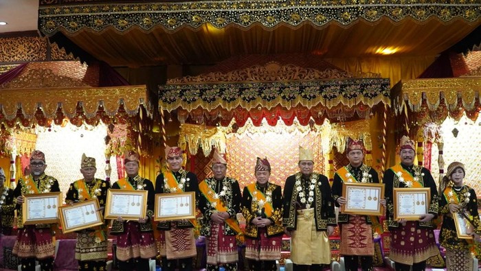 1769101519195-gelar-adat-melayu-jambi-bagi-pemimpin-forkopimda-1769074472366_169