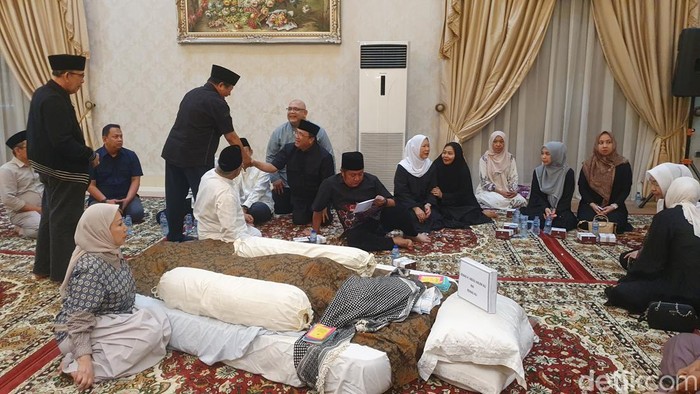 1769101533947-sejumlah-pejabat-berdatangan-ke-rumah-duka-haji-alim-di-palembang-1769092297200_169