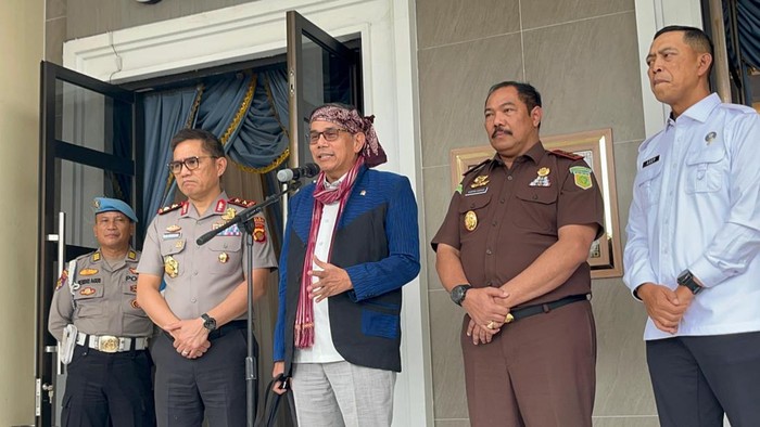 1769101534551-hinca-pandjaitan-anggota-komisi-iii-dpr-ri-saat-kunker-di-polda-jambi-1769079773551_169