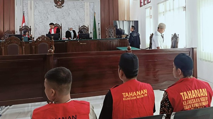 1769187999265-terdakwa-bujang-tanpa-menggunakan-peci-mengikuti-sidang-tuntutan-di-pn-oki-1769168450257_169