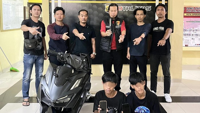 1769188002519-dua-begal-resahkan-warga-di-prabumulih-saat-ditangkap-polisi-1769161842170_169