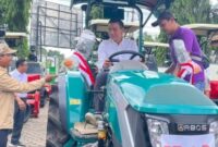 1769317540679-bupati-batang-hari-jambi-fadhil-arief-saat-serahkan-alsintan-buat-petani-1769255584191_169