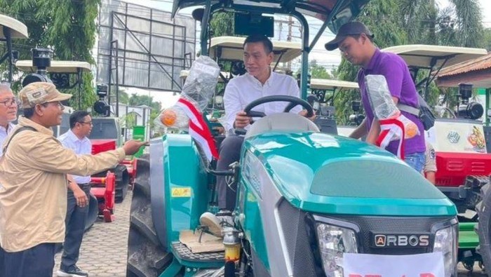 1769317540679-bupati-batang-hari-jambi-fadhil-arief-saat-serahkan-alsintan-buat-petani-1769255584191_169