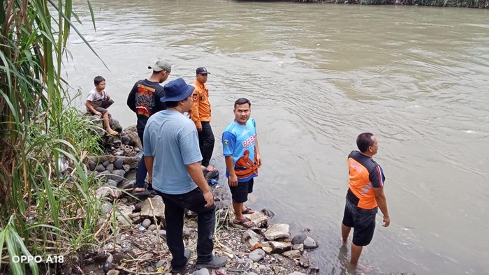 1769317556940-tim-gabungan-melakukan-pencarian-terhadap-pemain-anglukng-asal-palembang-yang-dilaporkan-tenggelam-di-sungai-musi-di-empat-law-1769260214396_169