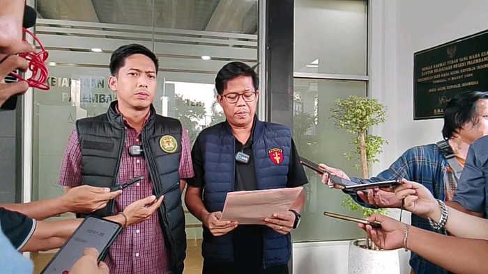 1769339156260-kasi-pidsus-kejari-palembang-achmad-arjansyah-akbar-dan-kasubsi-intelijen-kejari-palembang-m-fahri-1769305279108_169