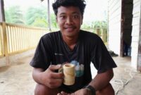 1769360760350-antoni-pemuda-suku-anak-dalam-di-sarolangun-jambi-memegang-cawan-bambu-hasil-kerajinan-tangan-komunitasnya-1769329036488_169