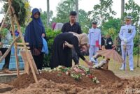 1769447172221-suasana-pemakaman-praka-m-kori-yang-tewas-tertimbun-longsor-cisarua-1769442337994_169