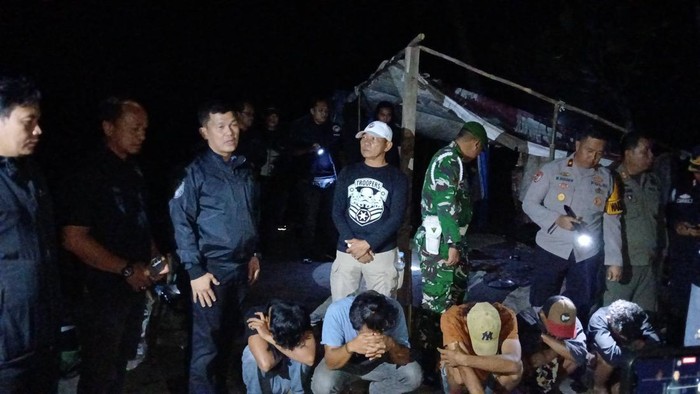 1769447213357-tim-gabungan-mengamankan-15-orang-di-lokasi-penggerebekan-di-kabupaten-bangka-selatan-1769420234661_169