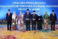 1769490370312-gubernur-jambi-al-haris-saat-hadiri-upacara-pengukuhan-kepala-kantor-bi-jambi-1769423586838_169