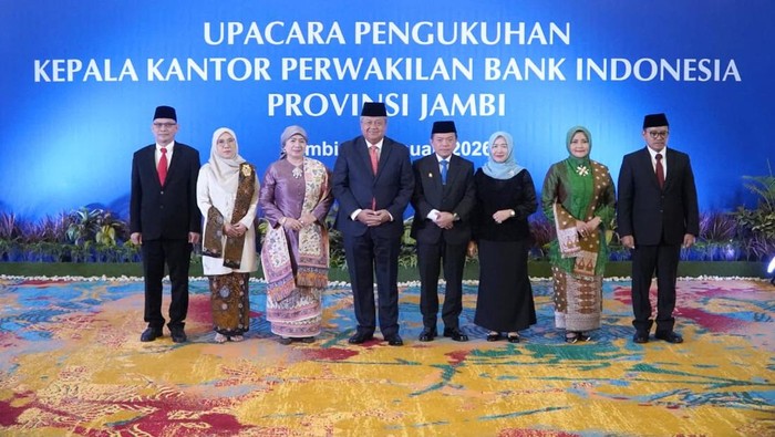 1769490370312-gubernur-jambi-al-haris-saat-hadiri-upacara-pengukuhan-kepala-kantor-bi-jambi-1769423586838_169