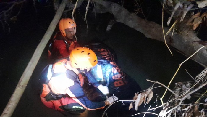 1769511985769-tim-sar-gabungan-saat-mengevakuasi-jasad-pemain-angklung-di-empat-lawang-1769488176244_169