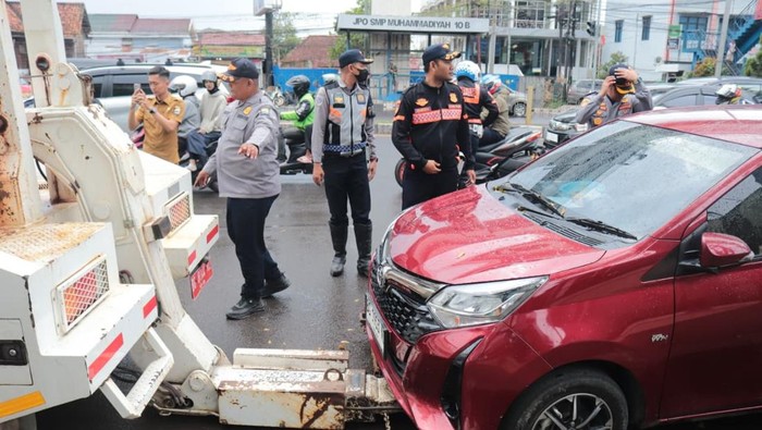 1769533567801-sejumlah-mobil-penjemput-siswa-diderek-karena-parkir-liar-di-jalan-kolonel-h-burlian-1769530137120_169