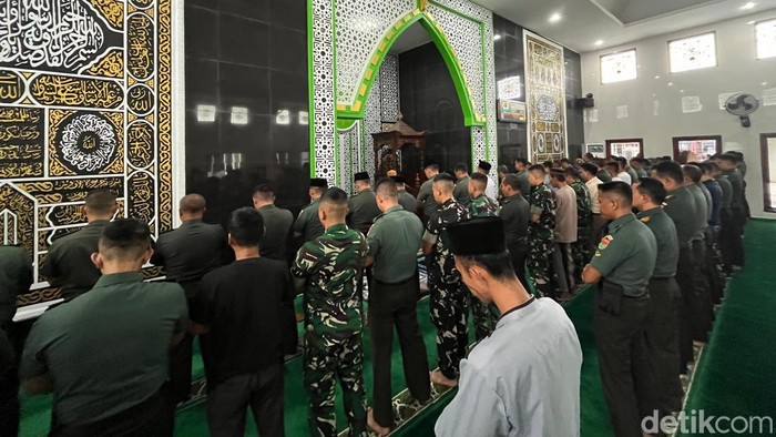 1769533596573-kodam-xxi-radin-inten-lampung-gelar-salat-gaib-untuk-korban-longsor-cisarua-1769515074195_169